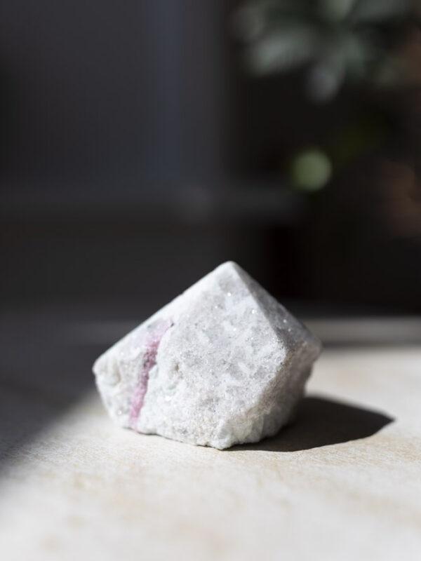 Pink turmalin spids – kærlig krystal for hjertets healing og følelsesmæssig tryghed og beskyttelse