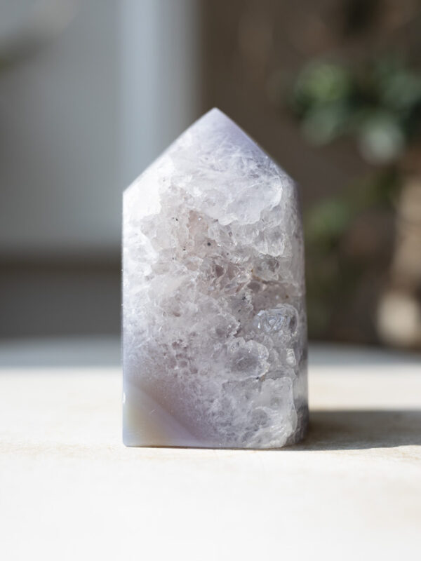 Druzy agat tårn – stabilitet og ro i smuk, skinnende form, til smukke, bæredygtige intentioner