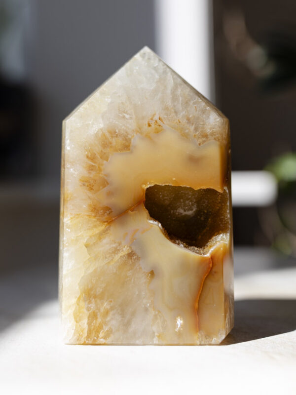 Druzy agat tårn – stabilitet og ro i smuk, skinnende form