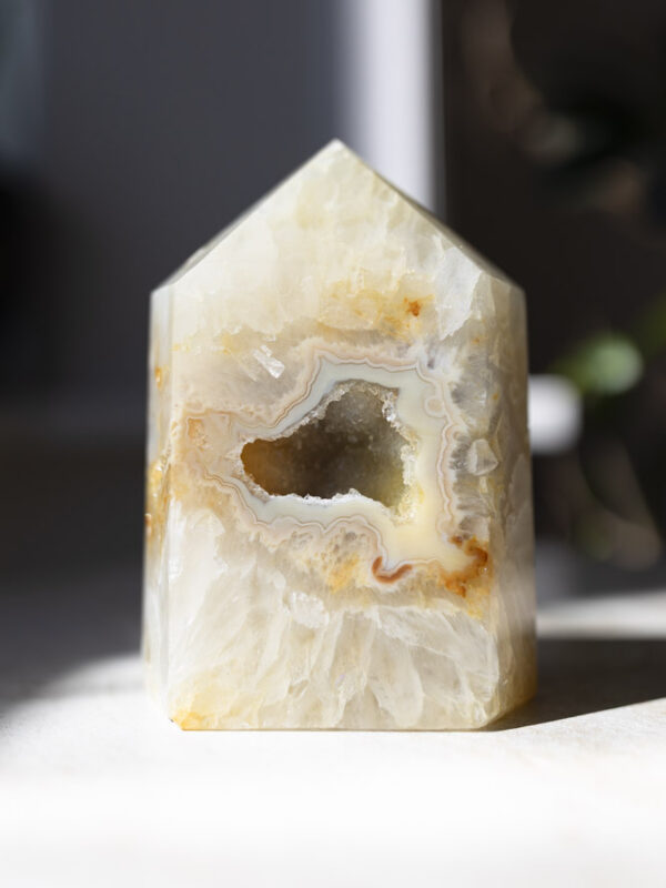 Druzy agat tårn – stabilitet og ro i smuk, skinnende form