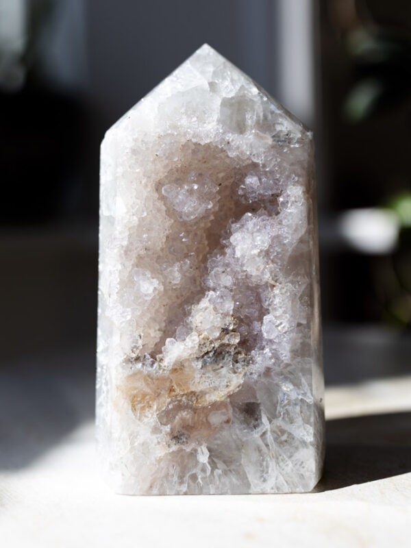 Druzy agat tårn – stabilitet og ro i smuk, beroligende form