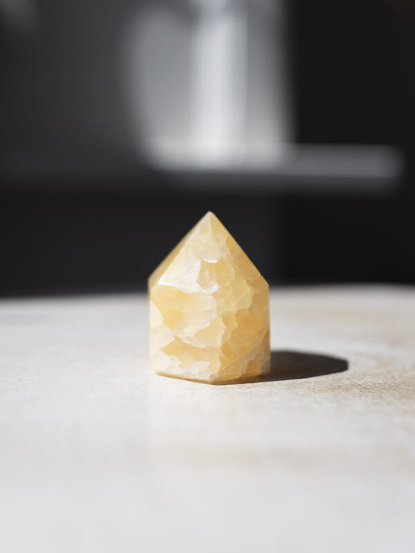Orange calcit tårn - opløftende energi for kreativitet, flow og positivitet