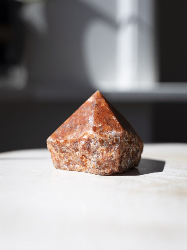 Orchid Calcit spids - styrkende energi til mod, fornyelse og fremdrift