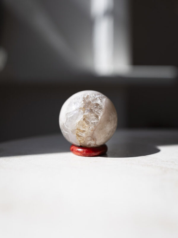 Mini pink ametyst kugle med blid, beroligende og hjerteåbnende energi