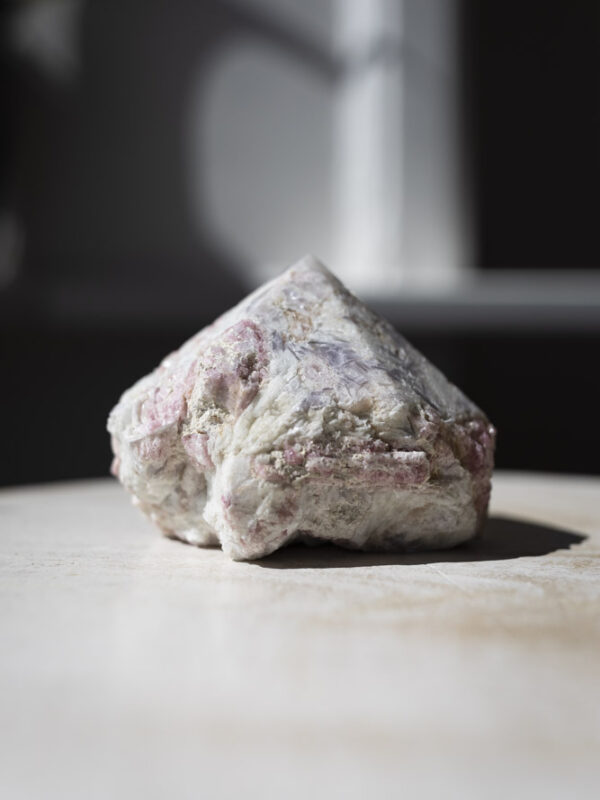 Pink turmalin spids – kærlig krystal for hjertets healing og følelsesmæssig tryghed og beskyttelse