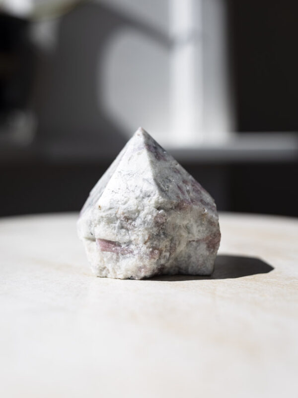 Pink turmalin spids – kærlig krystal for hjertets healing og følelsesmæssig tryghed og beskyttelse