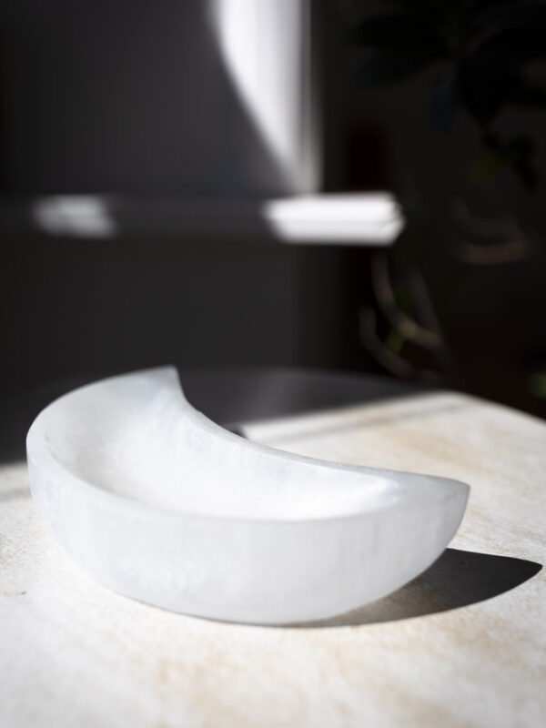 Selenit måneskål – rensende krystalskål til opladning, klarhed og måneforbindelse