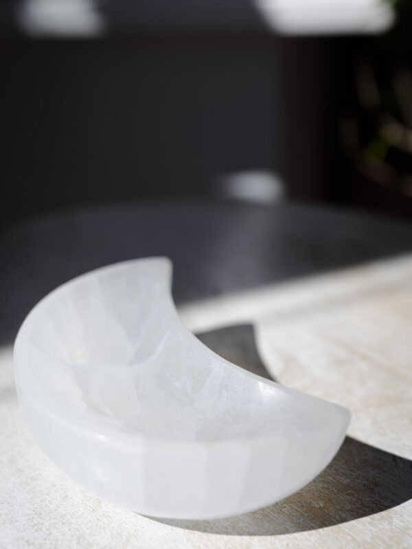 Selenit måneskål – rensende krystalskål til opladning, klarhed og måneforbindelse
