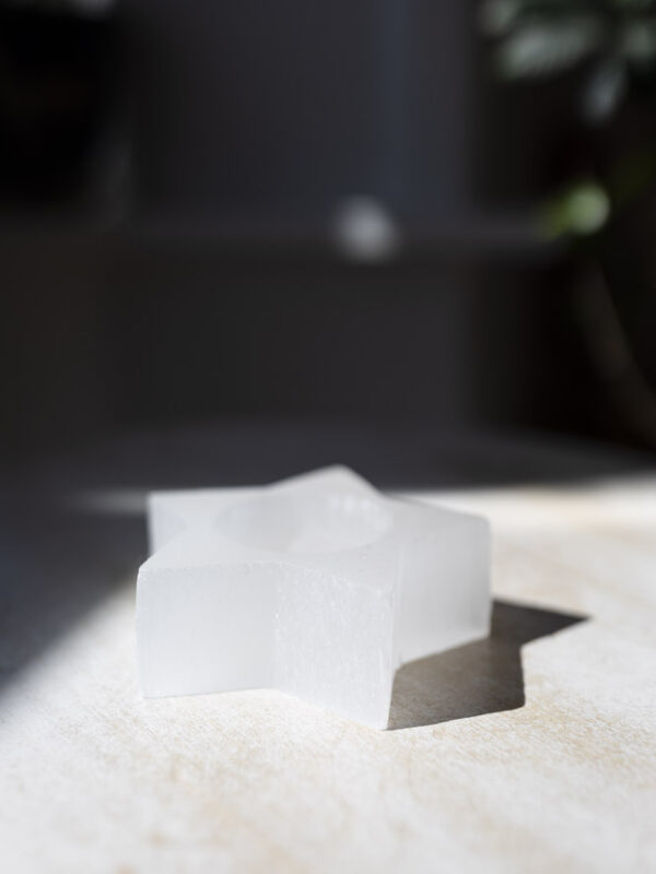 Selenit Stjerne fyrfadsstage – rensende fyrfadsholder til lys, klarhed og aftenhygge