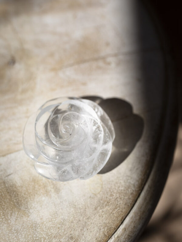 Bjergkrystal rose - klar og ren energi til healing og forstærkning af intentioner