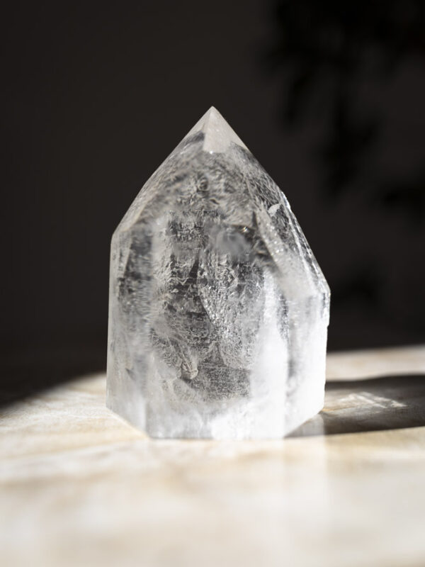 Bjergkrystal tårn - klar og ren energi til healing og forstærkning af intentioner