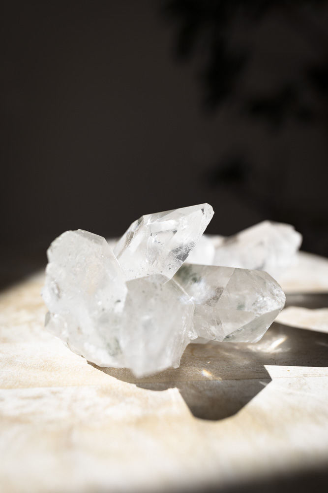 Garden Quartz klynge. Med naturlige indlejrede elementer, som skaber en følelse af ro og jordforbindelse. Fremmer healing, balance og indre klarhed.