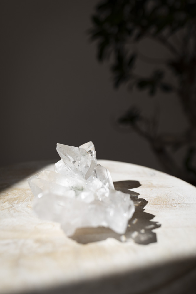 Garden Quartz klynge. Med naturlige indlejrede elementer, som skaber en følelse af ro og jordforbindelse. Fremmer healing, balance og indre klarhed.