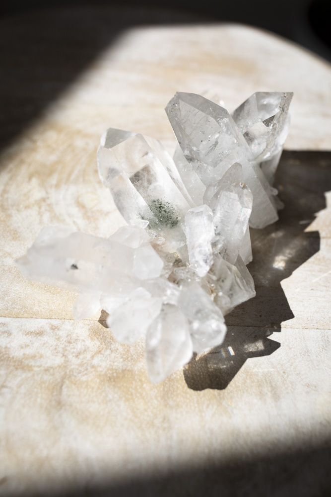 Garden Quartz klynge. Med naturlige indlejrede elementer, som skaber en følelse af ro og jordforbindelse. Fremmer healing, balance og indre klarhed.
