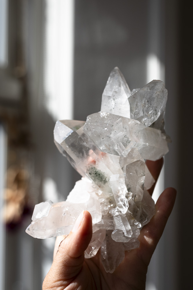 Garden Quartz klynge. Med naturlige indlejrede elementer, som skaber en følelse af ro og jordforbindelse. Fremmer healing, balance og indre klarhed.