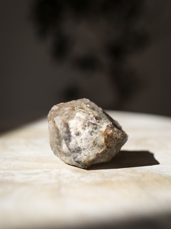 Lodolit spids, også kaldet garden quartz. Med naturlige indlejrede elementer, som skaber en følelse af ro og jordforbindelse. Fremmer healing, balance og indre klarhed.