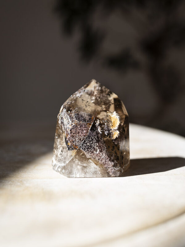 Lodolit, også kaldet garden quartz, som tårn. Med naturlige indlejrede elementer, som skaber en følelse af ro og jordforbindelse. Fremmer healing, balance og indre klarhed.
