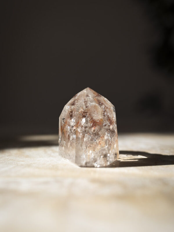 Lodolit, også kaldet garden quartz, som tårn. Med naturlige indlejrede elementer, som skaber en følelse af ro og jordforbindelse. Fremmer healing, balance og indre klarhed.