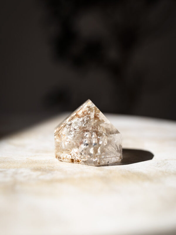 Lodolit, også kaldet garden quartz, som tårn. Med naturlige indlejrede elementer, som skaber en følelse af ro og jordforbindelse. Fremmer healing, balance og indre klarhed. Denne er også med rutilkvarts.