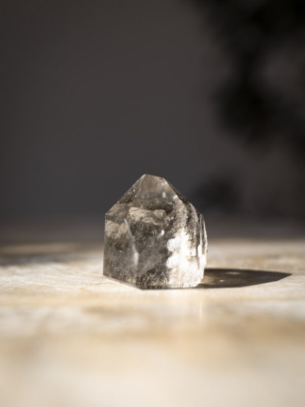 Lodolit, også kaldet garden quartz, som tårn. Med naturlige indlejrede elementer, som skaber en følelse af ro og jordforbindelse. Fremmer healing, balance og indre klarhed. Denne er også med rutilkvarts.