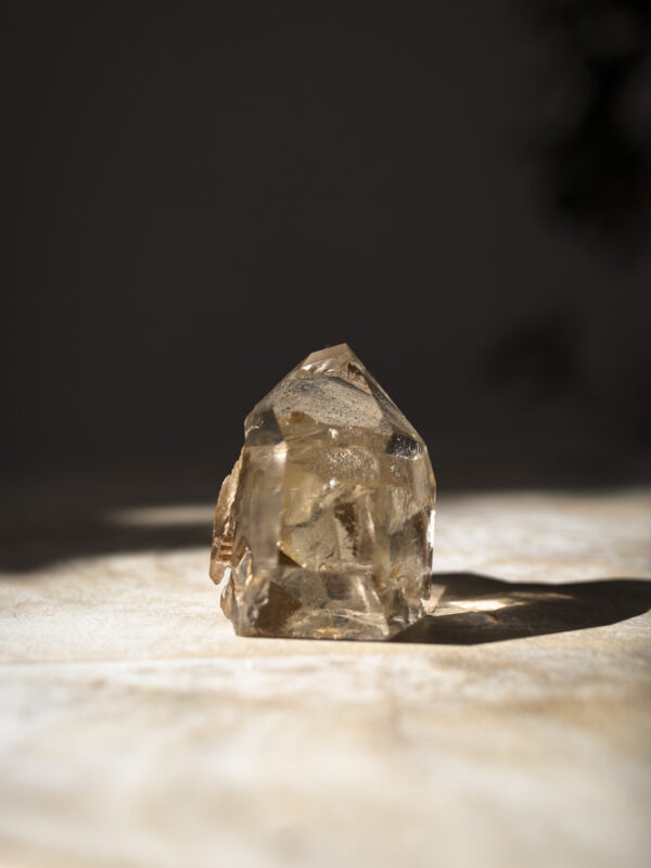 Naturligt citrin krystal tårn med gylden glød - styrker glæde, energi og manifestation