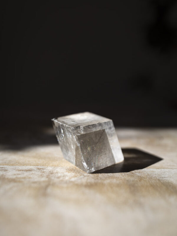 Optisk calcit, også kendt som islandsspat, med klare, gennemsigtige facetter, der bryder lyset. Krystallen udstråler renhed og klarhed og er ideel til spirituelt arbejde og meditation.