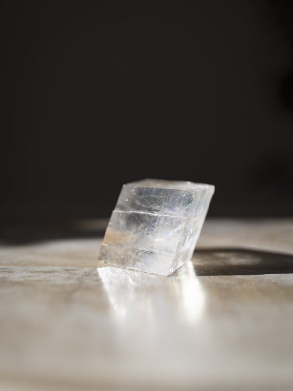 En smuk optisk calcit med klare, gennemsigtige facetter, der bryder lyset i regnbueagtige nuancer. Krystallen udstråler renhed og klarhed og er ideel til spirituelt arbejde og meditation.