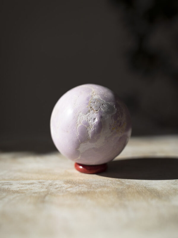 Phosphosiderit krystalkugle i bløde lavendel nuancer - kendt for sin beroligende og spirituelt opløftende energi.