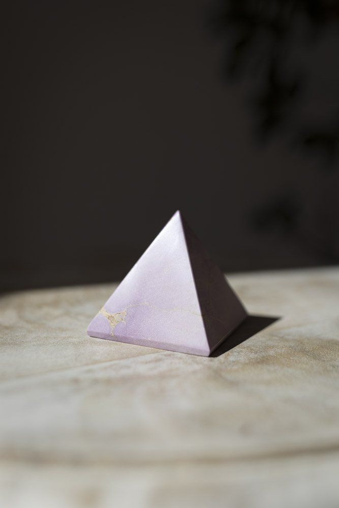 Phosphosiderit krystalpyramide i bløde lavendel nuancer - kendt for sin beroligende og spirituelt opløftende energi.