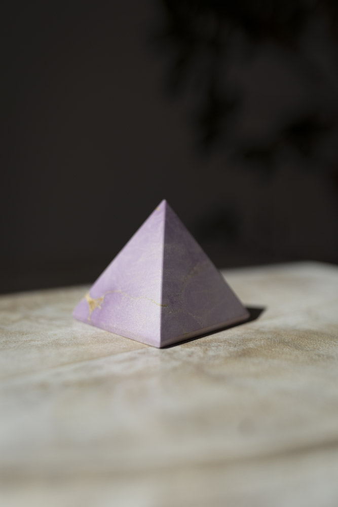 Phosphosiderit krystalpyramide i bløde lavendel nuancer - kendt for sin beroligende og spirituelt opløftende energi.