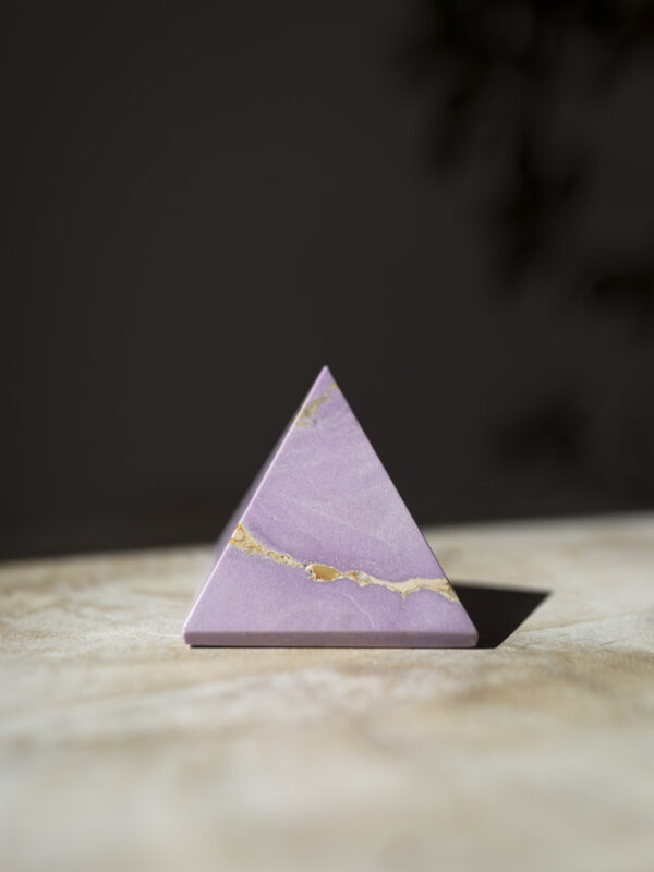 Phosphosiderit krystalpyramide i bløde lavendel nuancer - kendt for sin beroligende og spirituelt opløftende energi.
