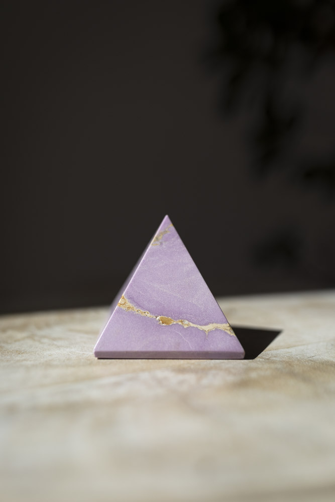 Phosphosiderit krystalpyramide i bløde lavendel nuancer - kendt for sin beroligende og spirituelt opløftende energi.
