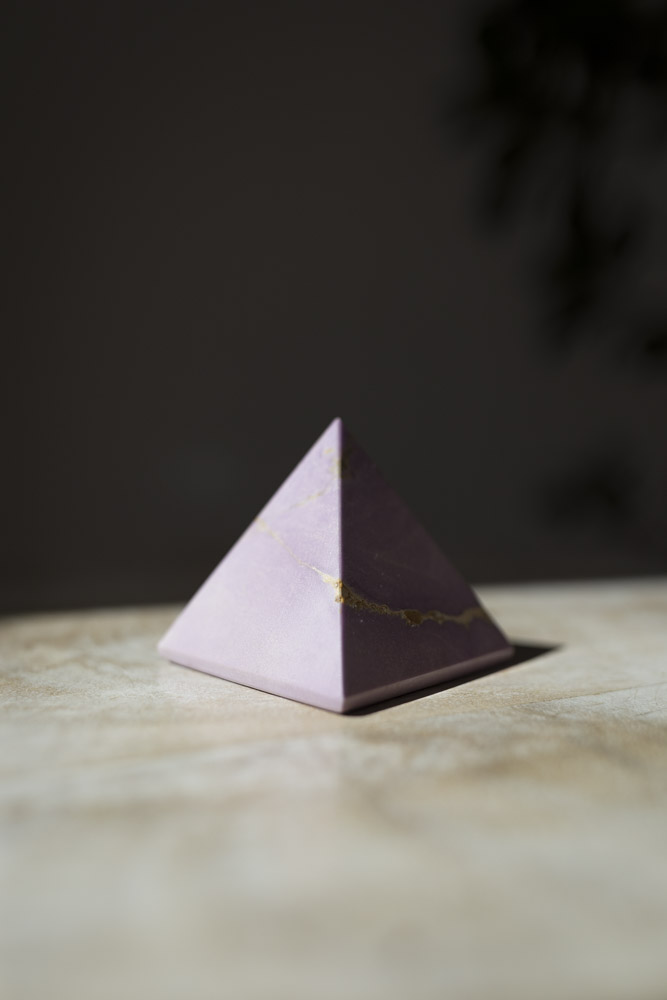 Phosphosiderit krystalpyramide i bløde lavendel nuancer - kendt for sin beroligende og spirituelt opløftende energi.