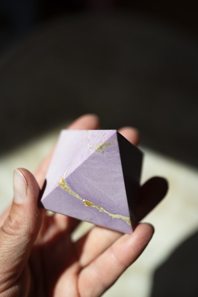 Phosphosiderit krystalpyramide i bløde lavendel nuancer - kendt for sin beroligende og spirituelt opløftende energi.