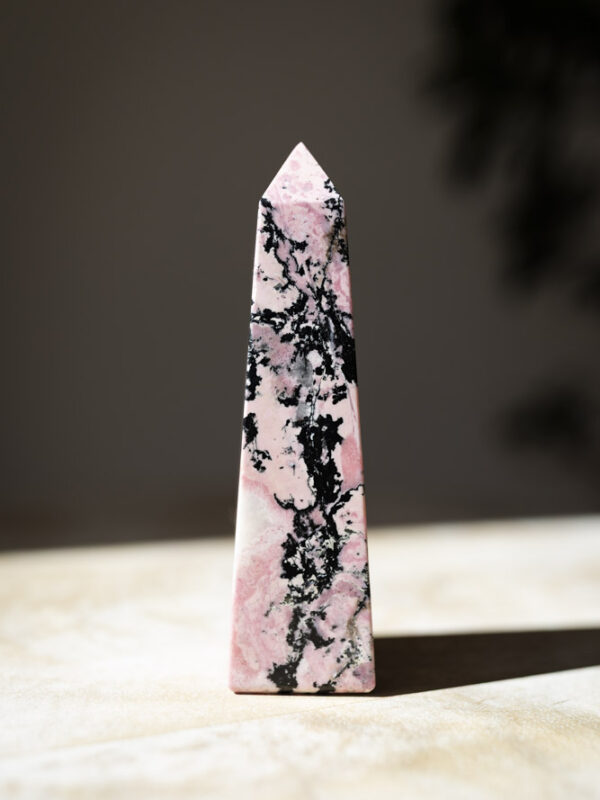 Rhodochrosit krystaltårn med bløde og dybe rosa nuancer - et symbol på kærlighed, og en støtte til selvomsorg og følelsesmæssig healing.