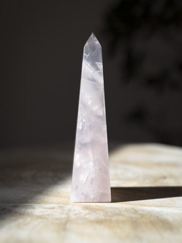 Rosakvarts tårn - blid, kærlig og romantisk krystal med hjerteåbnende lysenergi