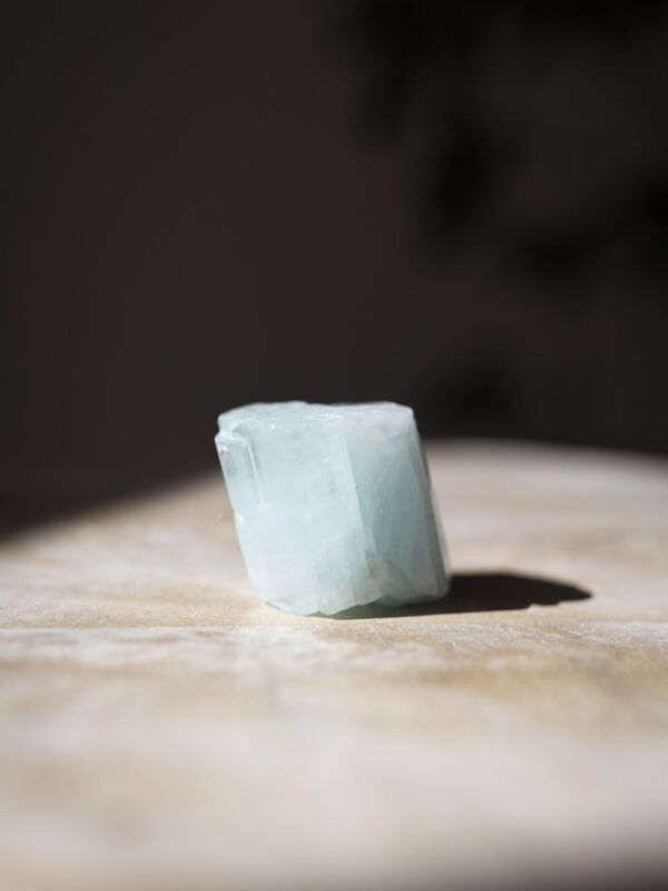 Akvamarin krystal i klare blågrønne nuancer - et symbol på ro, mod og klar kommunikation
