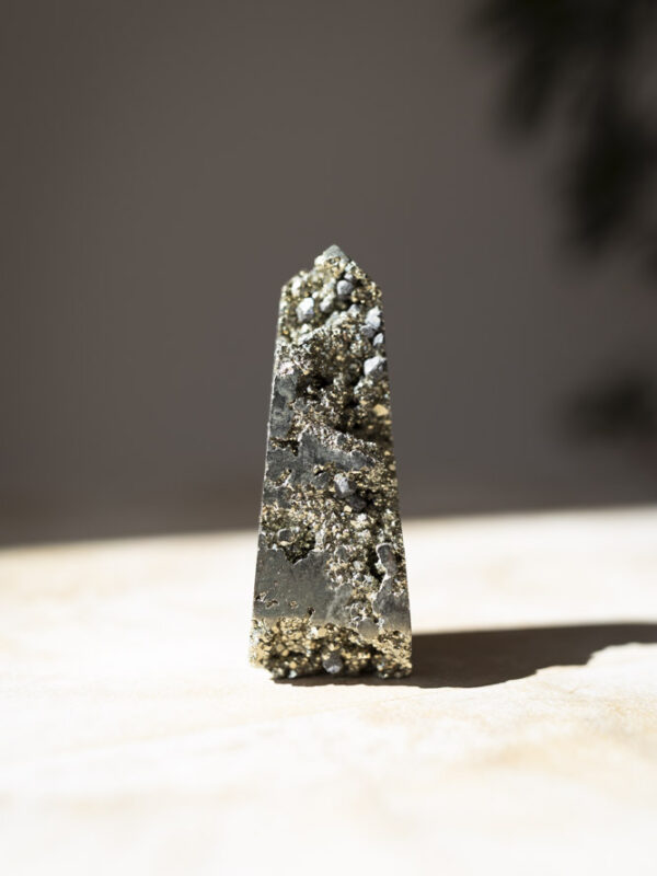 Pyrit krystal med gyldent, metallisk glans - kendt som en sten for styrke, beskyttelse og manifestation af velstand og overflod