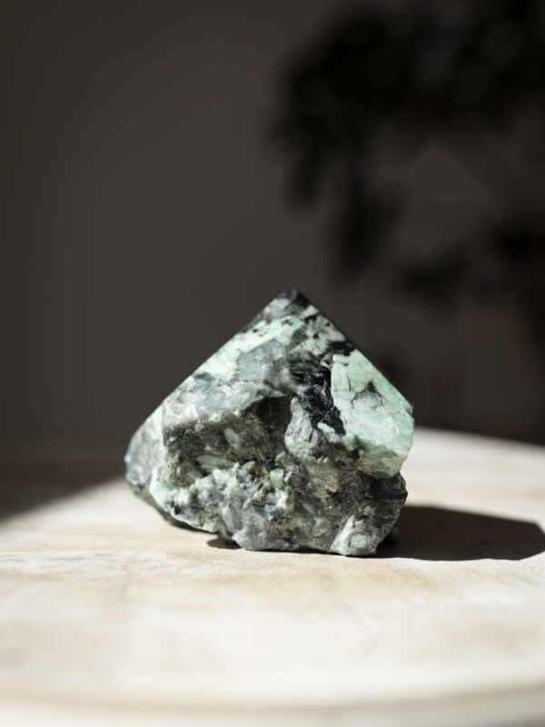 Smaragd krystal i dyb grøn nuance - et symbol på kærlighed, visdom og harmoni