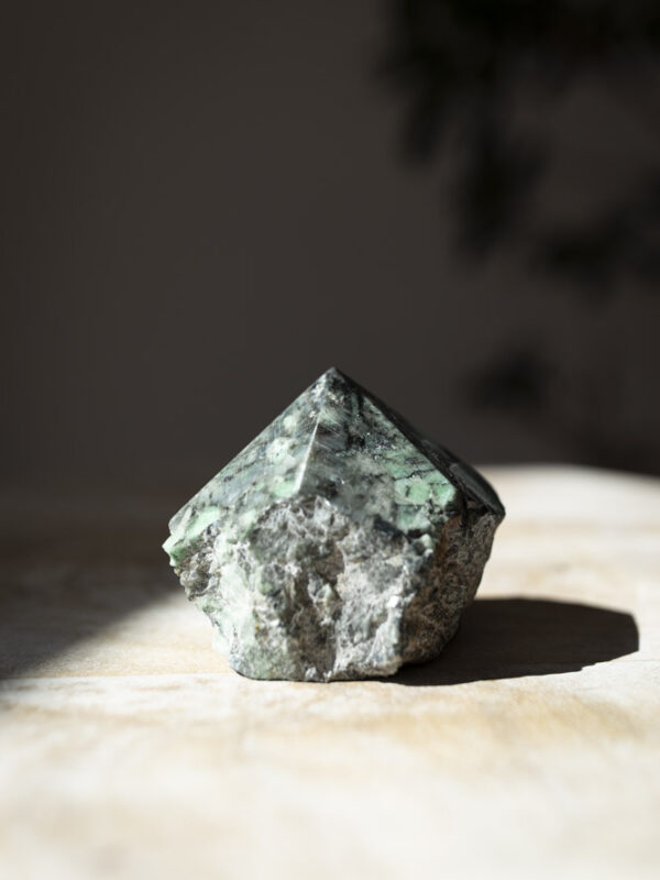 Smaragd krystal i dyb grøn nuance - et symbol på kærlighed, visdom og harmoni