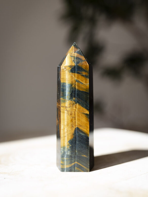 Blå tigerøje tårn til mental skarphed, personlig power, jordforbindelse og beskyttelse