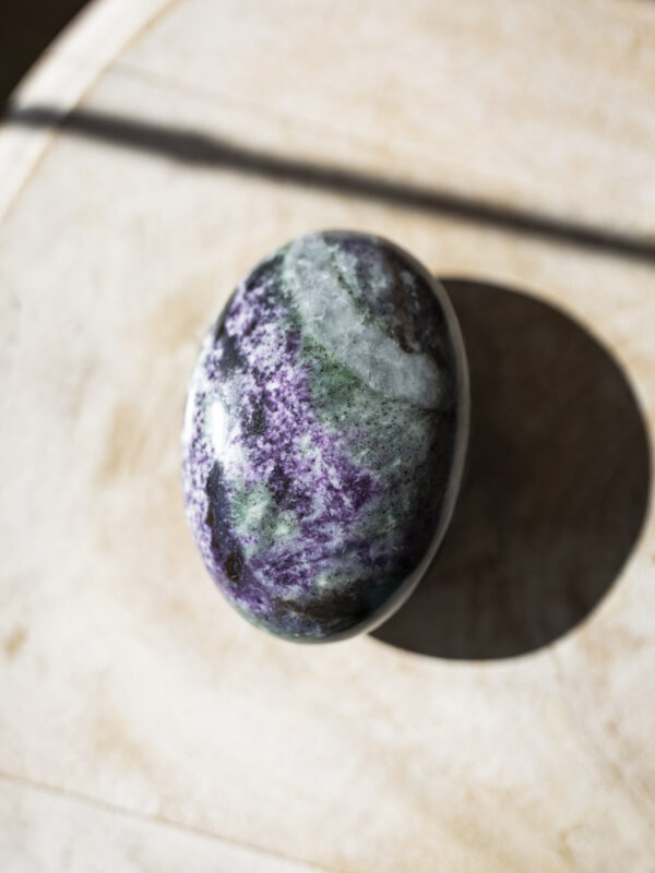 Kammererit palmstone - dybe grønlige og lilla toner, silkeagtig glans og beroligende, hjerteåbnende energi, perfekt til healing, meditation, højere bevidsthed, spirituel indsigt og daglig selvomsorg.