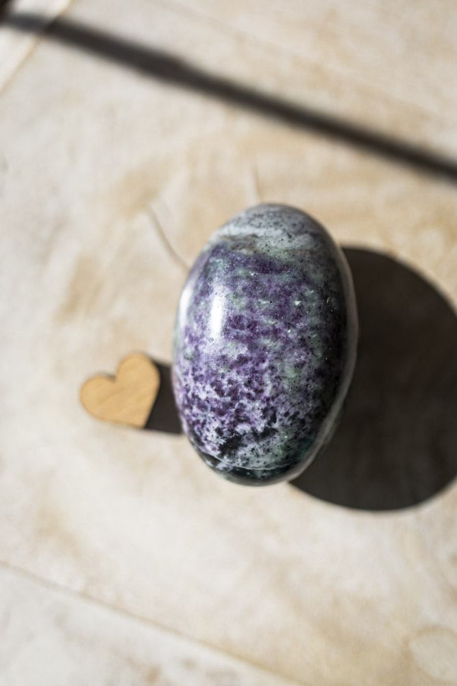 Kammererit palmstone - dybe grønlige og lilla toner, silkeagtig glans og beroligende, hjerteåbnende energi, perfekt til healing, meditation, højere bevidsthed, spirituel indsigt og daglig selvomsorg.