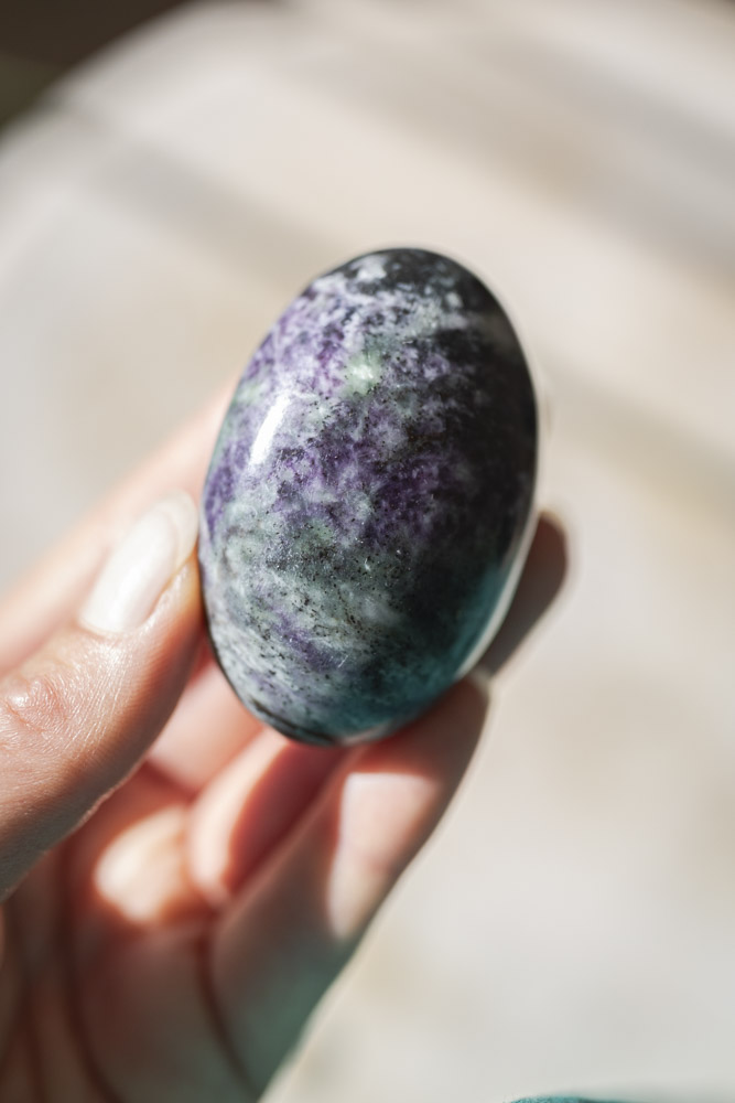 Kammererit palmstone - dybe grønlige og lilla toner, silkeagtig glans og beroligende, hjerteåbnende energi, perfekt til healing, meditation, højere bevidsthed, spirituel indsigt og daglig selvomsorg.
