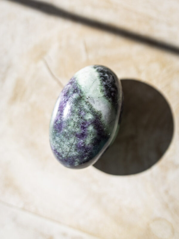 Kammererit palmstone - dybe grønlige og lilla toner, silkeagtig glans og beroligende, hjerteåbnende energi, perfekt til healing, meditation, højere bevidsthed, spirituel indsigt og daglig selvomsorg.