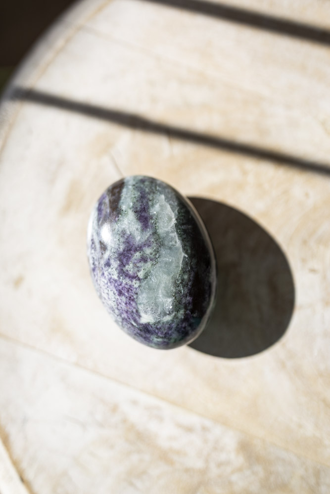Kammererit palmstone - dybe grønlige og lilla toner, silkeagtig glans og beroligende, hjerteåbnende energi, perfekt til healing, meditation, højere bevidsthed, spirituel indsigt og daglig selvomsorg.