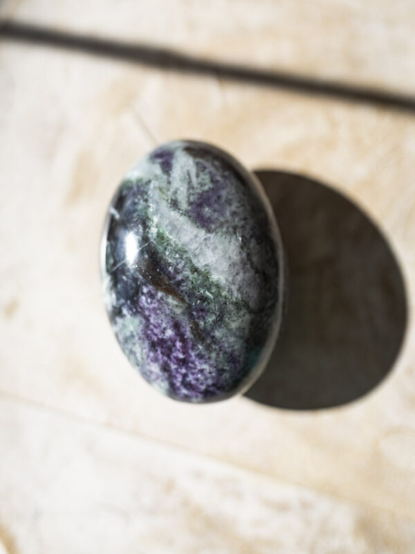 Kammererit palmstone - dybe grønlige og lilla toner, silkeagtig glans og beroligende, hjerteåbnende energi, perfekt til healing, meditation, højere bevidsthed, spirituel indsigt og daglig selvomsorg.
