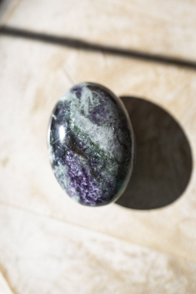 Kammererit palmstone - dybe grønlige og lilla toner, silkeagtig glans og beroligende, hjerteåbnende energi, perfekt til healing, meditation, højere bevidsthed, spirituel indsigt og daglig selvomsorg.