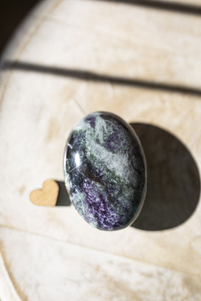 Kammererit palmstone - dybe grønlige og lilla toner, silkeagtig glans og beroligende, hjerteåbnende energi, perfekt til healing, meditation, højere bevidsthed, spirituel indsigt og daglig selvomsorg.