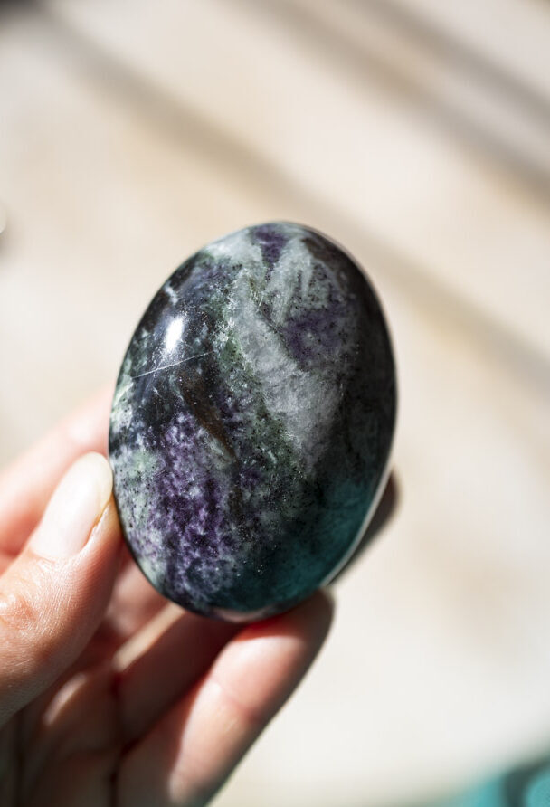 Kammererit palmstone - dybe grønlige og lilla toner, silkeagtig glans og beroligende, hjerteåbnende energi, perfekt til healing, meditation, højere bevidsthed, spirituel indsigt og daglig selvomsorg.